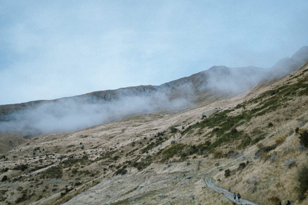 霧がかった山と登山道