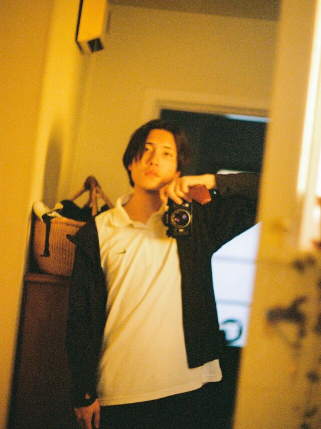 西陽のサス、バスルーム、薄暗い庭、静物たち#selfportrait #film #snap #kodakportra400