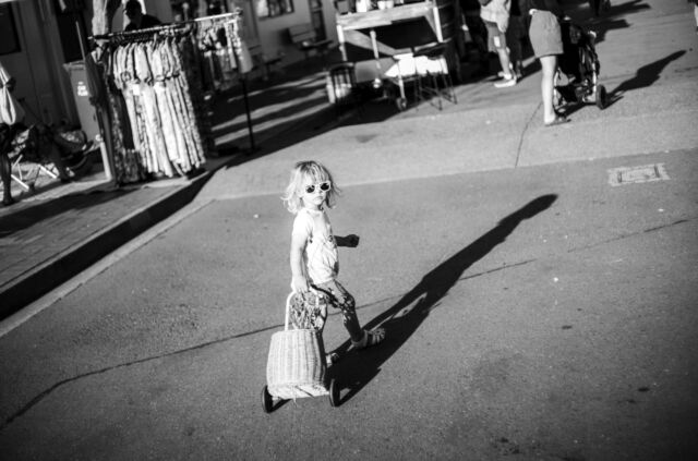 お姉ちゃん、どちらへ？旅しながら色々シャッターを押す。スクールホリデーの時期であったこともあり、道中子どもをたくさん見けたが、やっぱり子どもを見るとこっちまで笑顔になる。子どもはどこまでも素直だ。そしてこの国のじいちゃんばあちゃんも美しく、活力を感じる。バーでバンドが音楽を始まると、待ってましたと言わんばかりに老夫婦がステージ前に出てきて踊り出す。カッコつけたり、見栄を張ったり、あるいは恥ずかしがったり、周囲を気にしたり、しない、純粋にその時を楽しんでいるのだ。そんな微笑ましく、何とも平和な光景を見て、これこそ人間として健全な姿なんだろうなと思った。楽しいことを楽しいと体現することって難しい。嫌なことを嫌だと拒むことも同時に難しい。当たり前のことなのにその当たり前ができていない。それは僕が子どもでも、じいちゃんばあちゃんでもないからなのだろうか。#snap #monochrome #mapua #スナップ #白黒