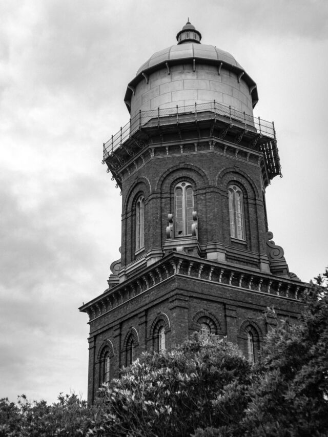 Invercargill 空っぽの街NZサウスランド地方最大の都市で、国内最南端近くに位置するインヴァーカーギル。道路が無駄に広いだけで、何もない。人もいない。ゴーストタウンとまでは言わないけれど、不気味な街だった。ただ時々顔を見せる煉瓦建築は味があってよかった。いずれも古い建物なのだろう。写真一、ニ枚目は昔使われていた水道塔で、他の写真はご存知のように全て教会。当然高い建造物は他にはあまりないので、これらはとても目立つ。空虚さというか、閑散とした空気が漂う街だった。#snap #monochrome #invercargill #nz #archtecture