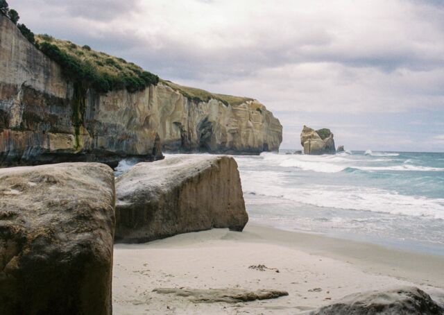 Tunnel Beach Track南島で二番目に大きい都市ダニーデン近くのトレッキングコースその名の通り、トンネルのような地形を潜っていく。トンネルの先には岩壁に囲まれた小ビーチが広がる。紅の豚のポルコの秘密基地みたい。いきなりマ◯ファナの匂いがした。特徴的な匂いだ。この人かなと目星をつけたネパール人は単なる優しいやつで（写真を撮ってくれた頼まれた）、キメてたのはにこやかな老夫婦だった。#snap #dunedin #film #tracking #portra400