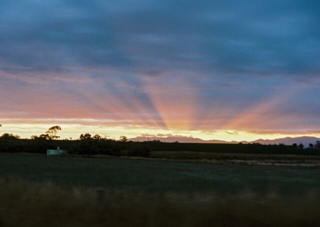 Southern Nights, Southern Skiesニュージーランドの日没が好きだった違ったsouthernを指す歌なのに、思い返すとピッタリな曲だ#south #sky #sunset #film #southernnights