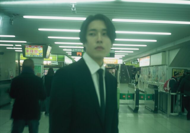 成人の時に姉に撮影してもらった。記念撮影みたいなのは嫌いなので、失われつつある地元小岩の小汚い風景をバックに撮影してもらった。俺は結構このぐちゃぐちゃしてて、ドロドロした街も好きだった。夜JR駅周辺を歩くと、その汚さにこの上なく最悪な気分になるが、逆に言えばこの汚さは、何も繕ってないリアルだと思っていた。ゲロとか生ゴミとかその他様々な汚物の姿が思い浮かぶアスファルトのシミは人工物を嫌悪するにはモッテコイで、都市というものがいかに違和感の塊なのか明らかにしてくれている気がした。最近は都市開発が進んでいて、中途半端な街並みになっていて個人的に少し寂しい。何もそんな街になる必要はない。小岩はリアルであらなければならない。ありつづけなければならない。小岩はディズニーランドではないのだ。ネズミーランドだ。懐古するわけではないけど、これまだ2年前のことに驚き。もっと経っているものかと。#film #snap #city #suburban