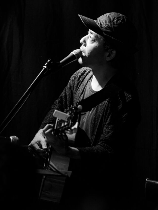 七尾旅人さん(vo,gt)@tavito_nanao 沢田穣治さん(cb)@jyoji_sawada_music 詩をフェスにて#monochrome #livephotography